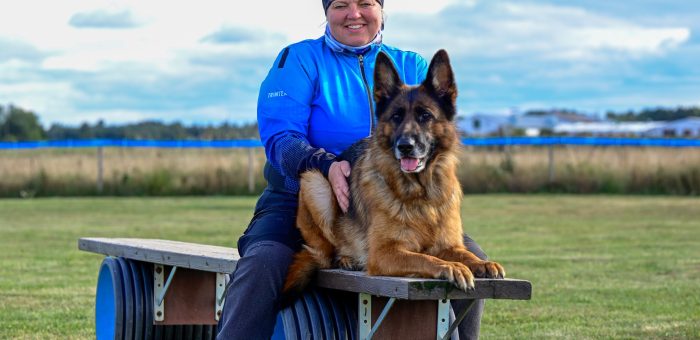Teenistuskoerte ümarlaud tunnistas 2022. parimaks otsingukoeraks Minni ja koerajuhiks Monika Rusingu